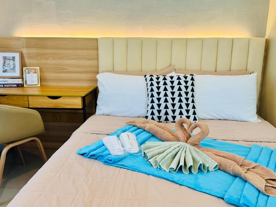 Budget Friendly Staycation walking distance to Venice Mall with Netflix and Wifi Apartment in Makati
