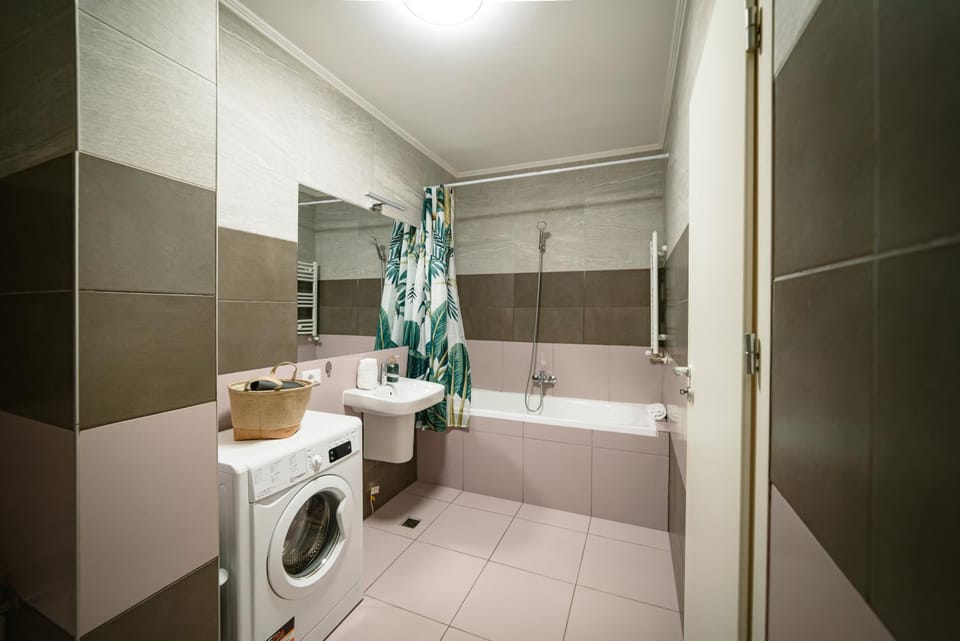 Shower, Toilet, Bathroom, Bath, towels, washing machine