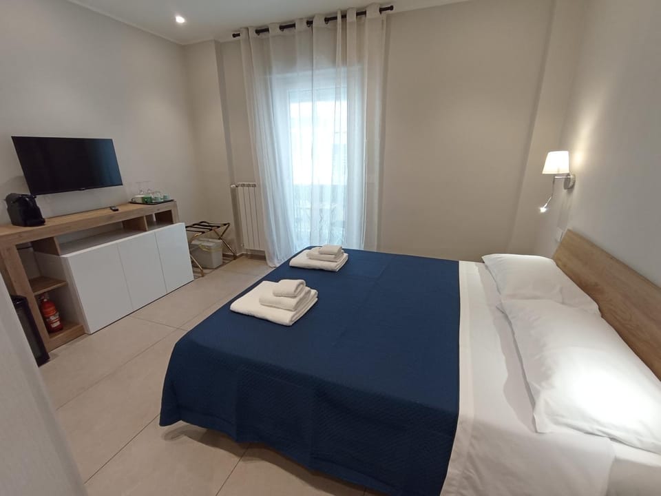Bed, TV and multimedia, Photo of the whole room, Bedroom