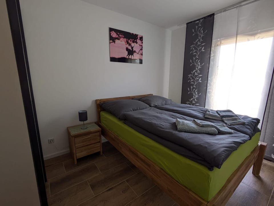 Photo of the whole room, towels