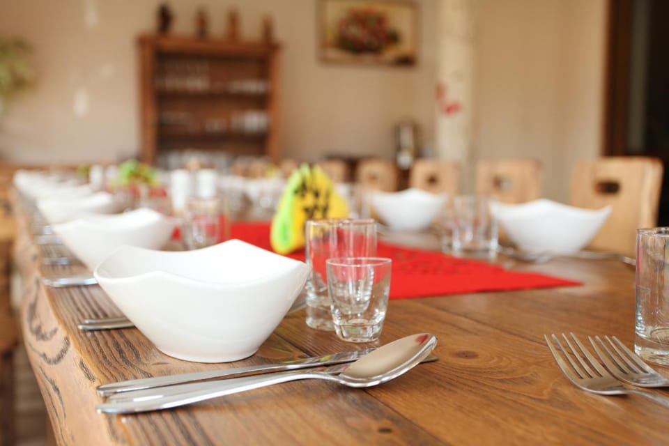 Property building, Food and drinks, Dining area, Food, Drinks