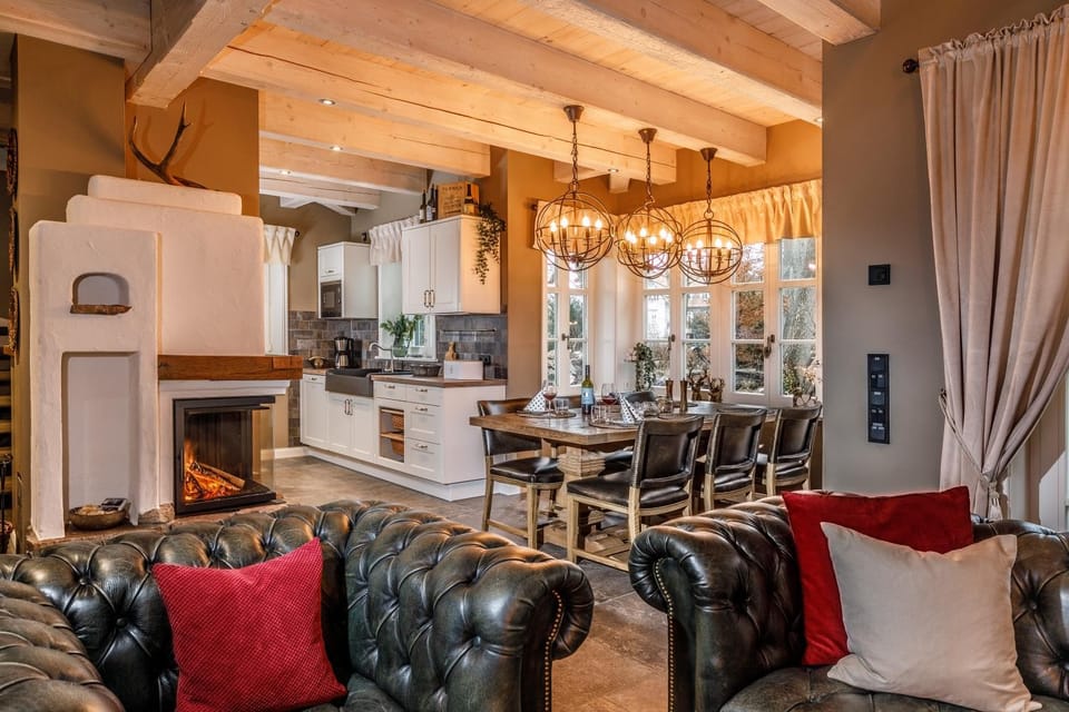 Coffee/tea facilities, Kitchen or kitchenette, Living room, Seating area, Dining area, fireplace