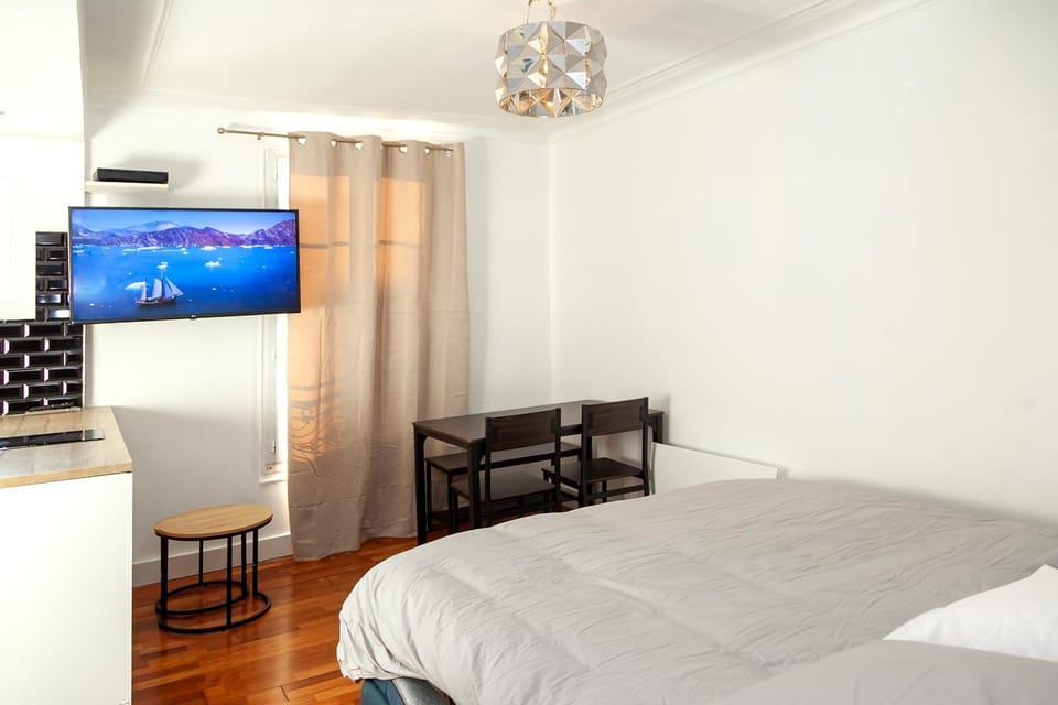 Communal lounge/ TV room, Bed, TV and multimedia