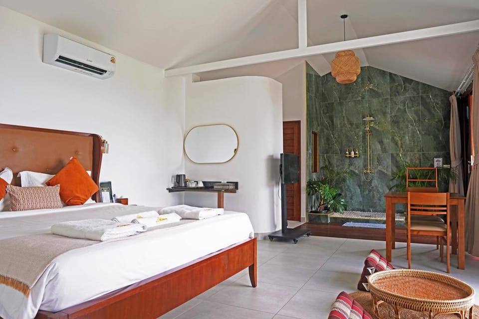 Shower, Bed, Photo of the whole room, Seating area, Bedroom, Open Air Bath, towels, air conditioner