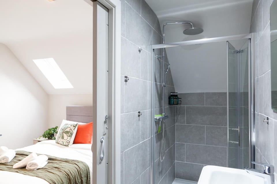 Shower, Bed, Bathroom, Photo of the whole room, Bedroom, towels