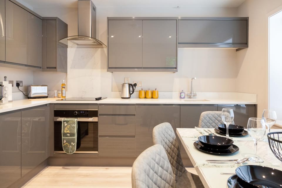 Coffee/tea facilities, Kitchen or kitchenette, Dining area, stove