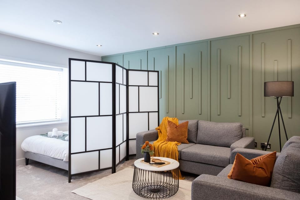 Bed, TV and multimedia, Living room, Photo of the whole room, Seating area, Bedroom