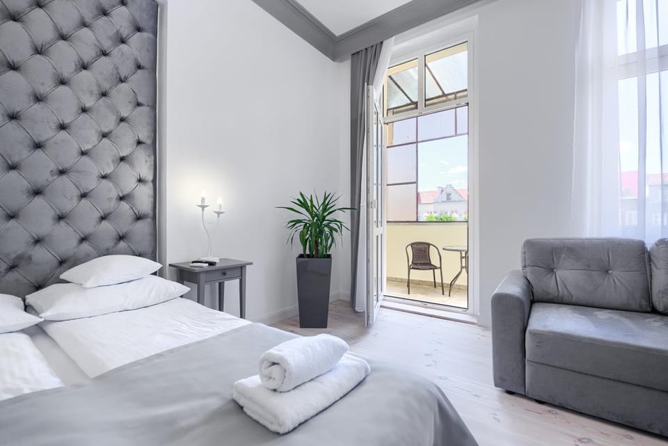 Bed, Living room, Photo of the whole room