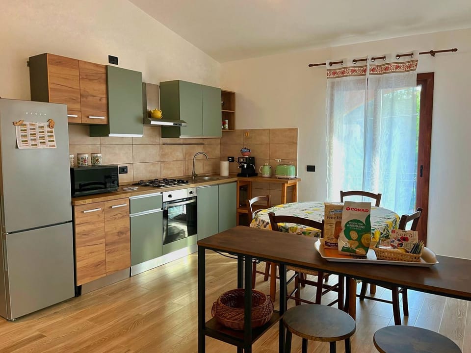 Coffee/tea facilities, Kitchen or kitchenette, Dining area, oven, stove, toaster