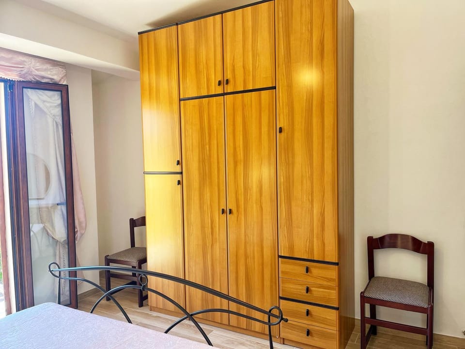 Photo of the whole room, Bedroom, wardrobe