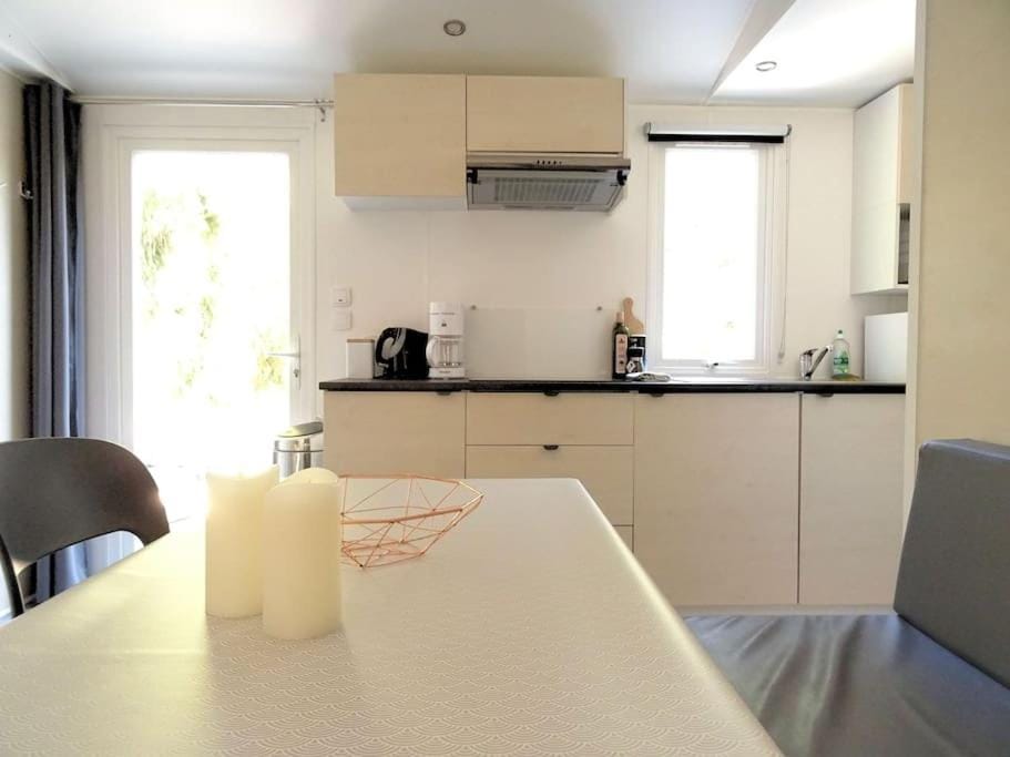 Kitchen or kitchenette, Dining area, stove