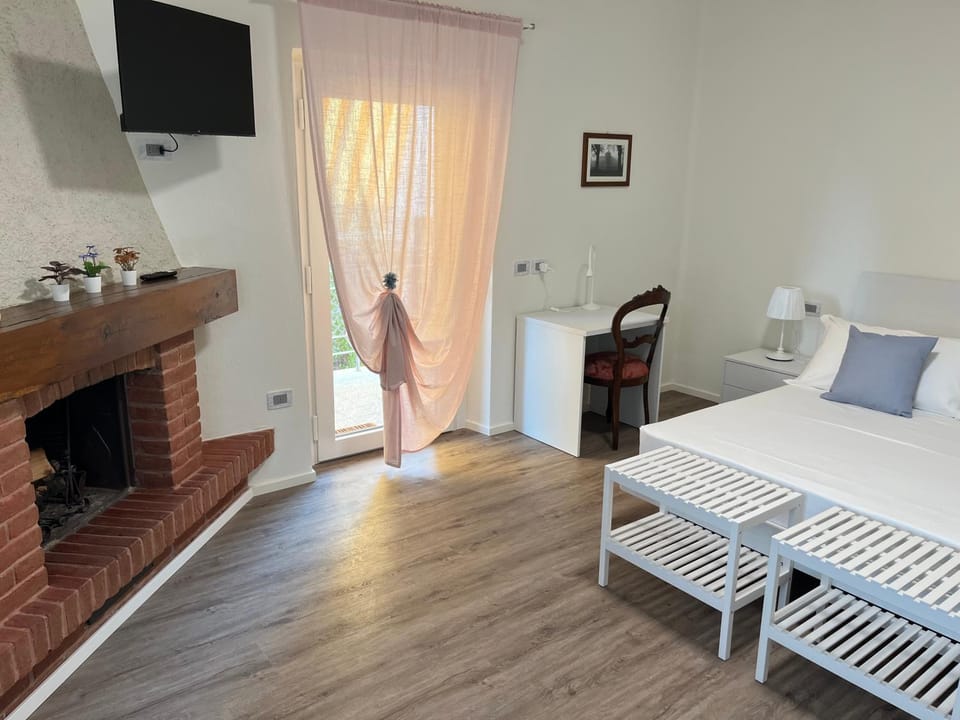 Bed, TV and multimedia, Bedroom