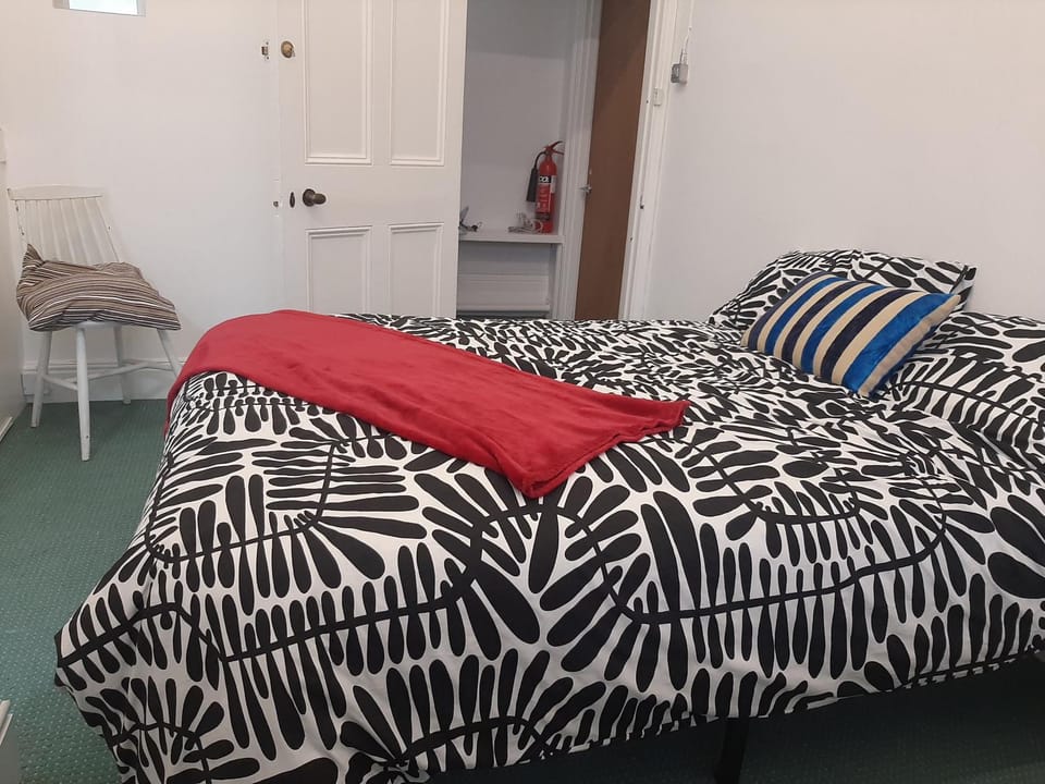 Newport Ensuite Sleeps 2 near Train Station Apartment in Newport