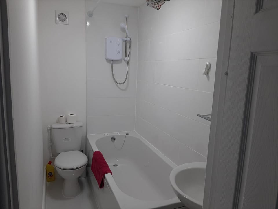 Newport Ensuite Sleeps 2 near Train Station Apartment in Newport