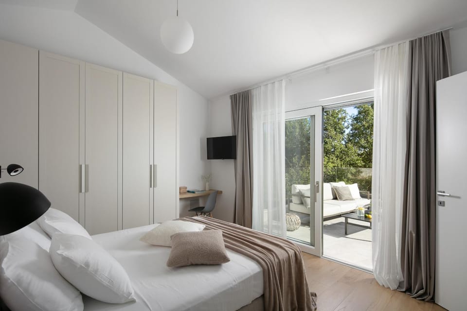 Moderne Luxusvilla Mali Dvor mit Pool 500m am Meer in Porec Villa in Istria County