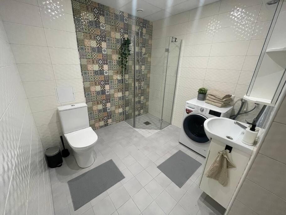 Shower, Toilet