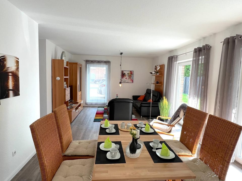 TV and multimedia, Kitchen or kitchenette, Living room, Seating area, Dining area