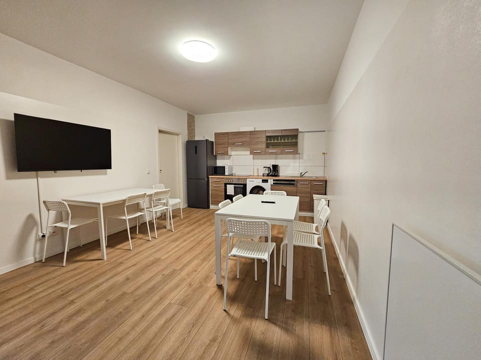 Communal lounge/ TV room, TV and multimedia, Kitchen or kitchenette, Seating area, Dining area, Evening entertainment, oven, stove