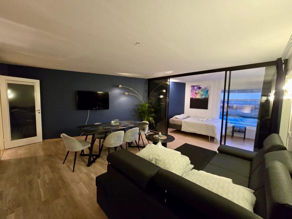 Waterfront fjord view, home office, 2 BR LUX apt Apartment in Oslo