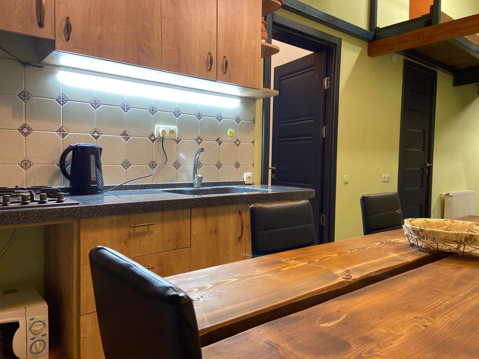 Kitchen or kitchenette, Dining area, stove
