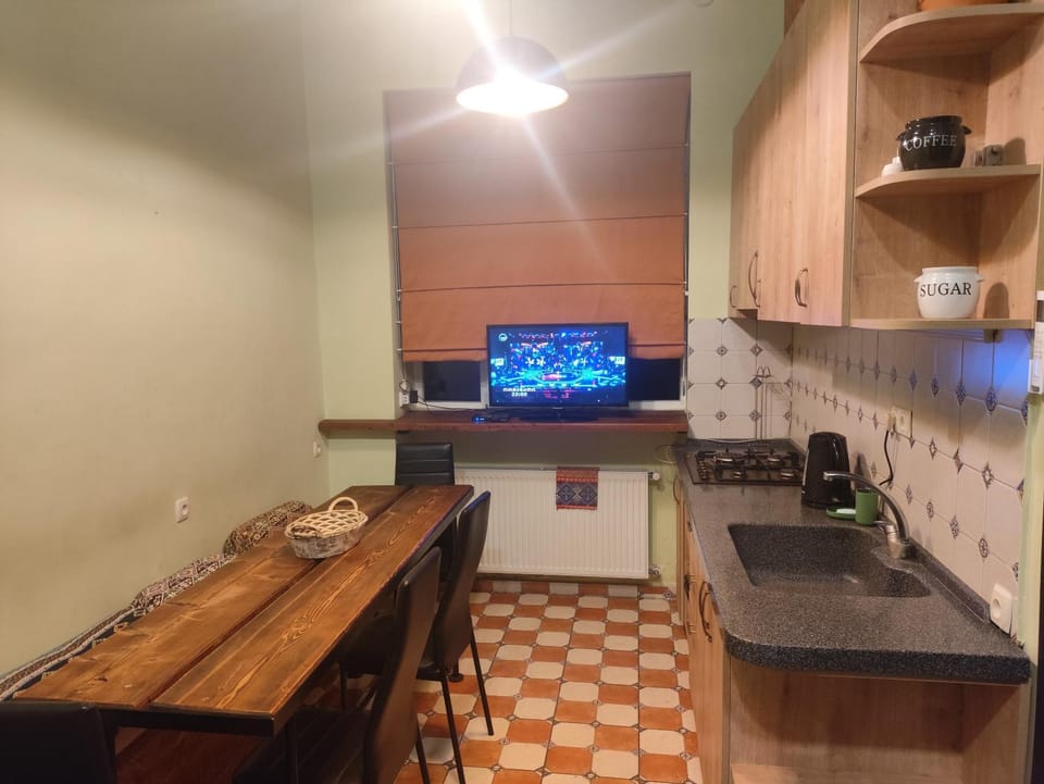 TV and multimedia, Kitchen or kitchenette, Living room, Seating area, Dining area, stove, toaster
