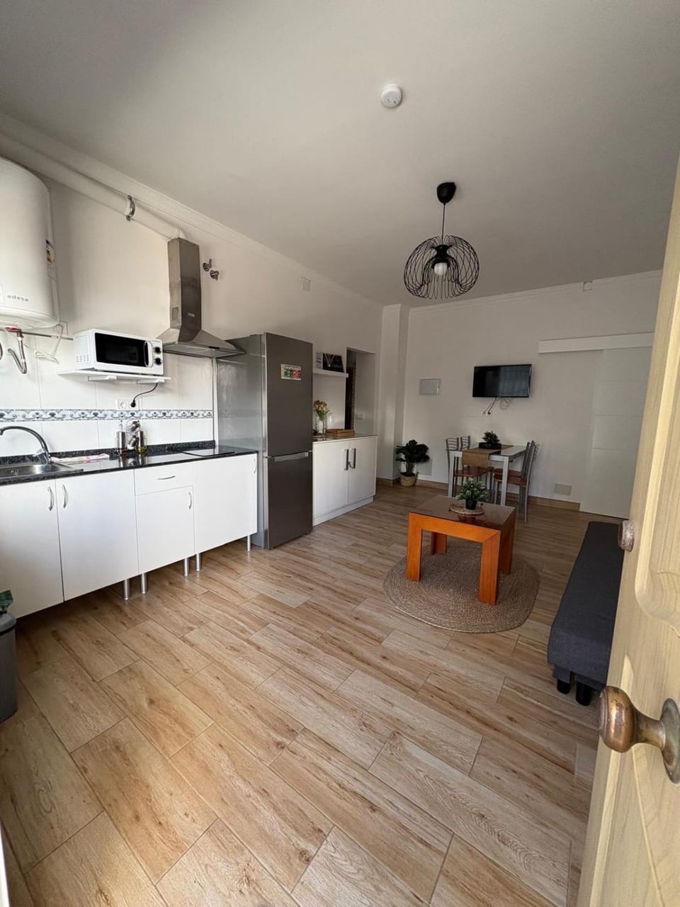 Kitchen or kitchenette, Dining area, stove