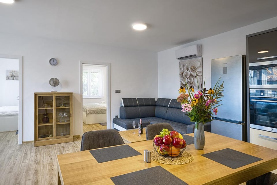 Kitchen or kitchenette, Living room, Seating area, Food