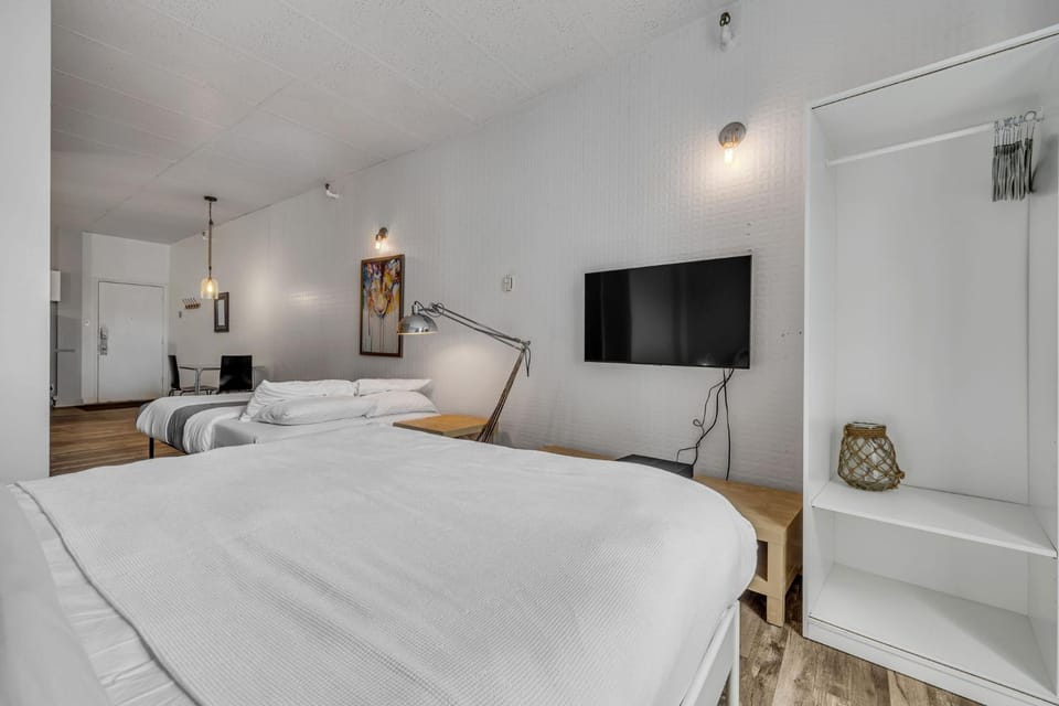 Bed, TV and multimedia, wardrobe