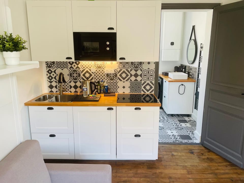 Kitchen or kitchenette