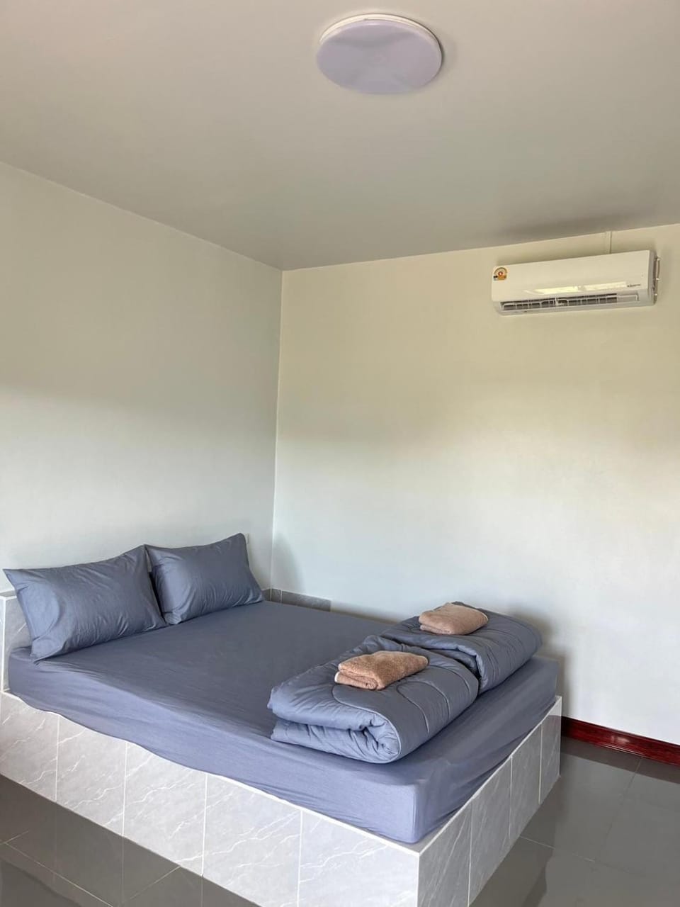 Bed, Living room, Photo of the whole room, Seating area, Bedroom, towels, air conditioner