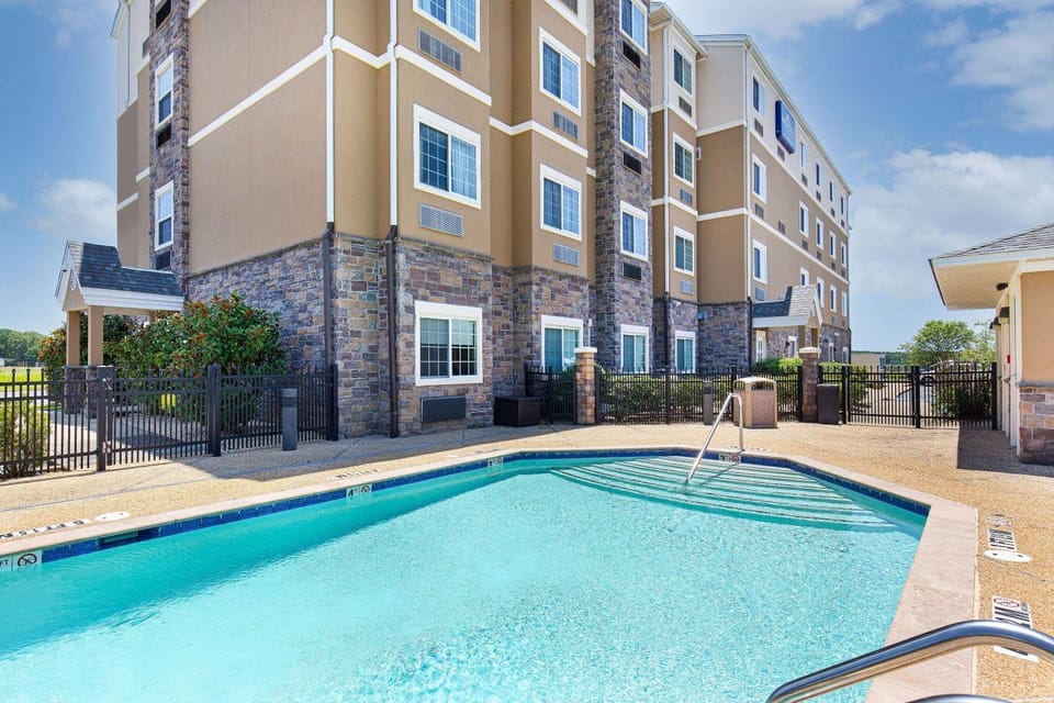 Property building, Patio, Day, Pool view, Area and facilities, Swimming pool, Swimming pool, Time of day, sunbed