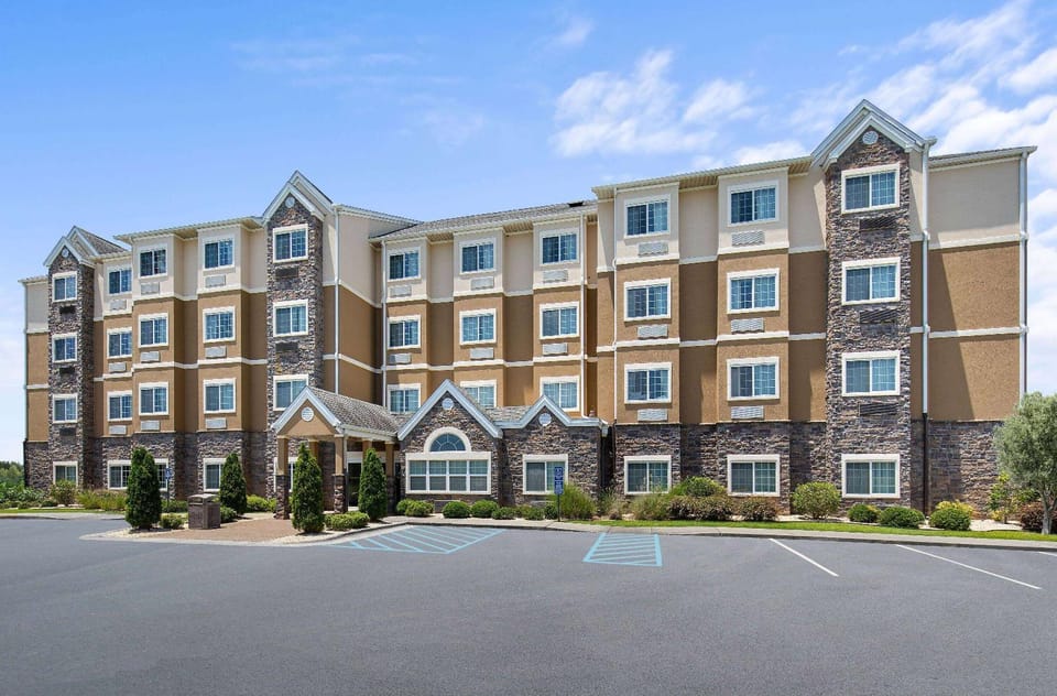 Property building, Facade/entrance, Day, Time of day, Location, Parking