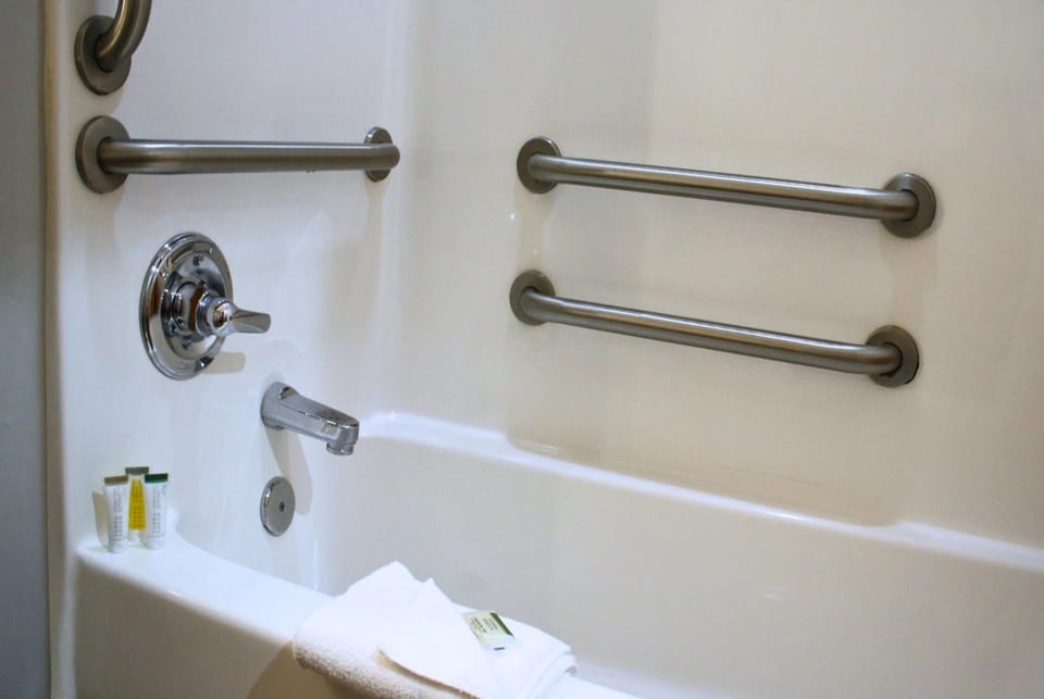 Bathroom, Facility for disabled guests, Bath, towels, acessibility