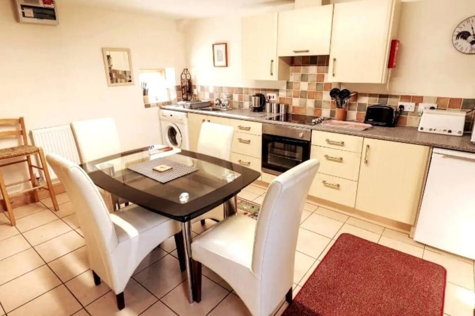 Kitchen or kitchenette, Dining area, oven, stove, toaster