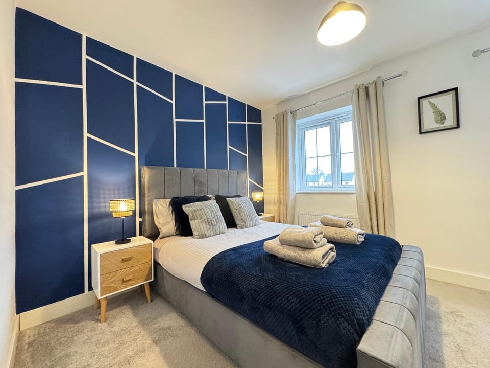 Modern 2 Bedroom Home In Central Location with 3 Beds and Free Driveway Parking House in Doncaster