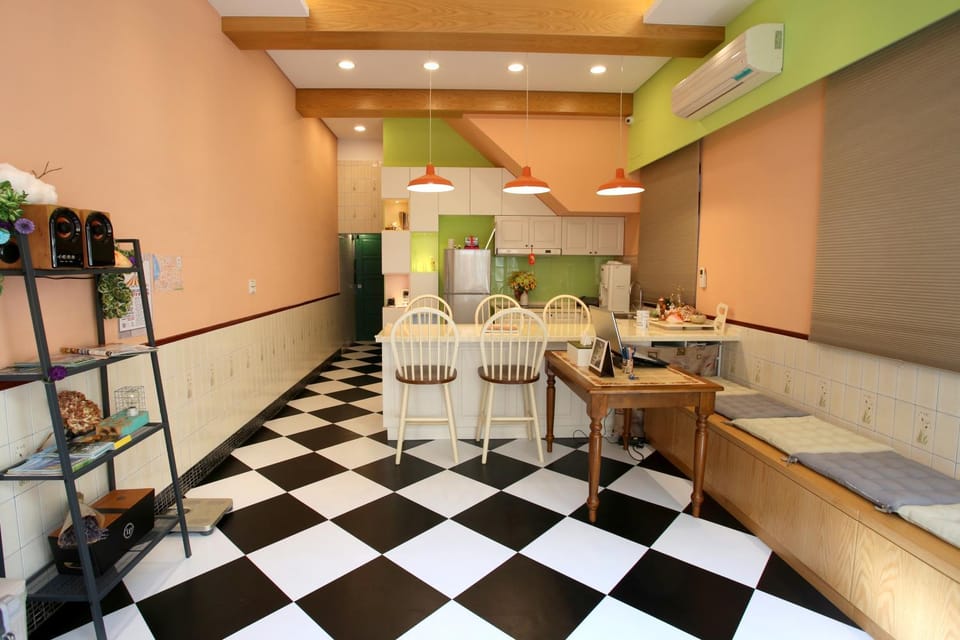 Kitchen or kitchenette, Living room, Seating area, Dining area
