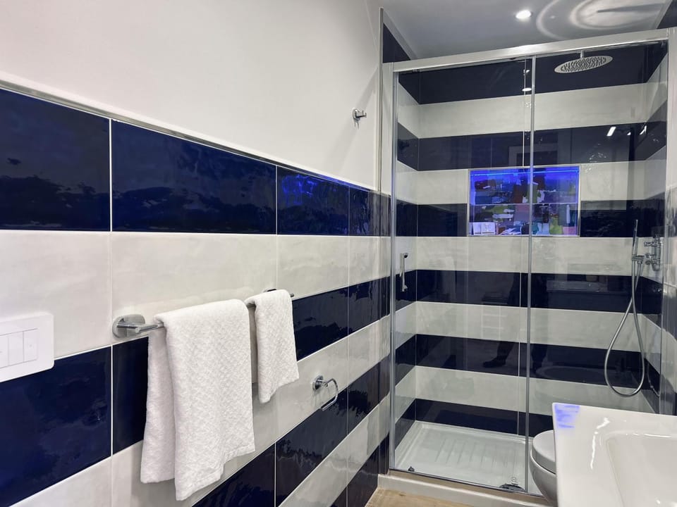 Shower, Toilet, Bathroom, bidet, towels
