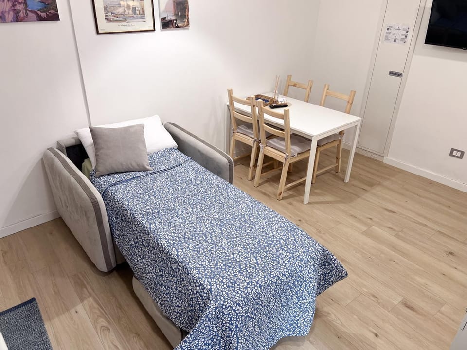 Bed, Living room, Seating area