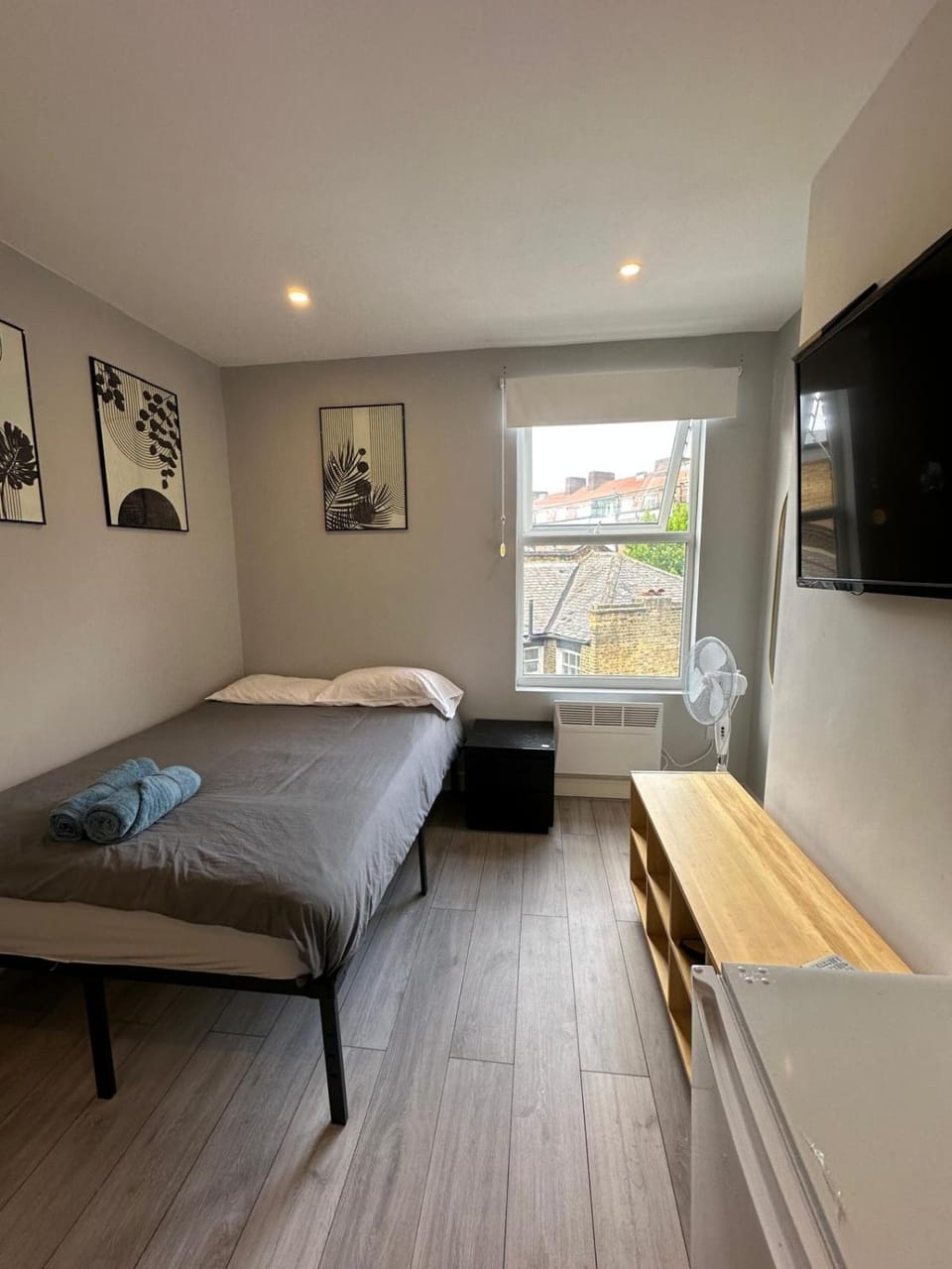 Photo of the whole room, Bedroom