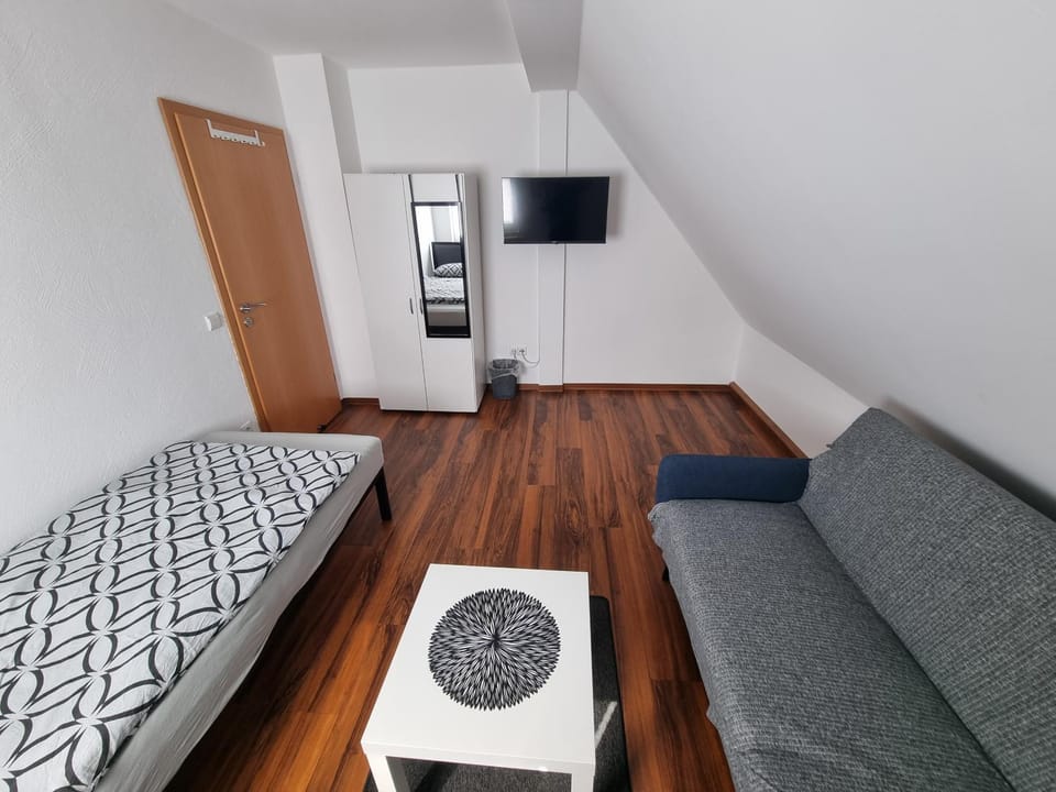 Bed, TV and multimedia, Photo of the whole room, Seating area, Bedroom