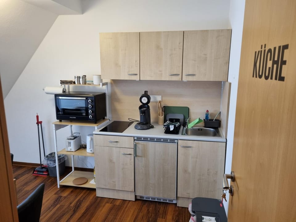 Coffee/tea facilities, Kitchen or kitchenette, oven, stove, toaster