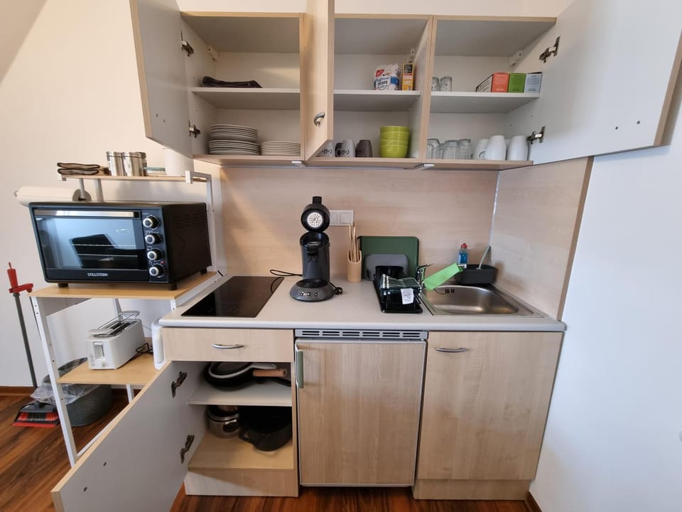 Coffee/tea facilities, Kitchen or kitchenette, oven, stove, toaster