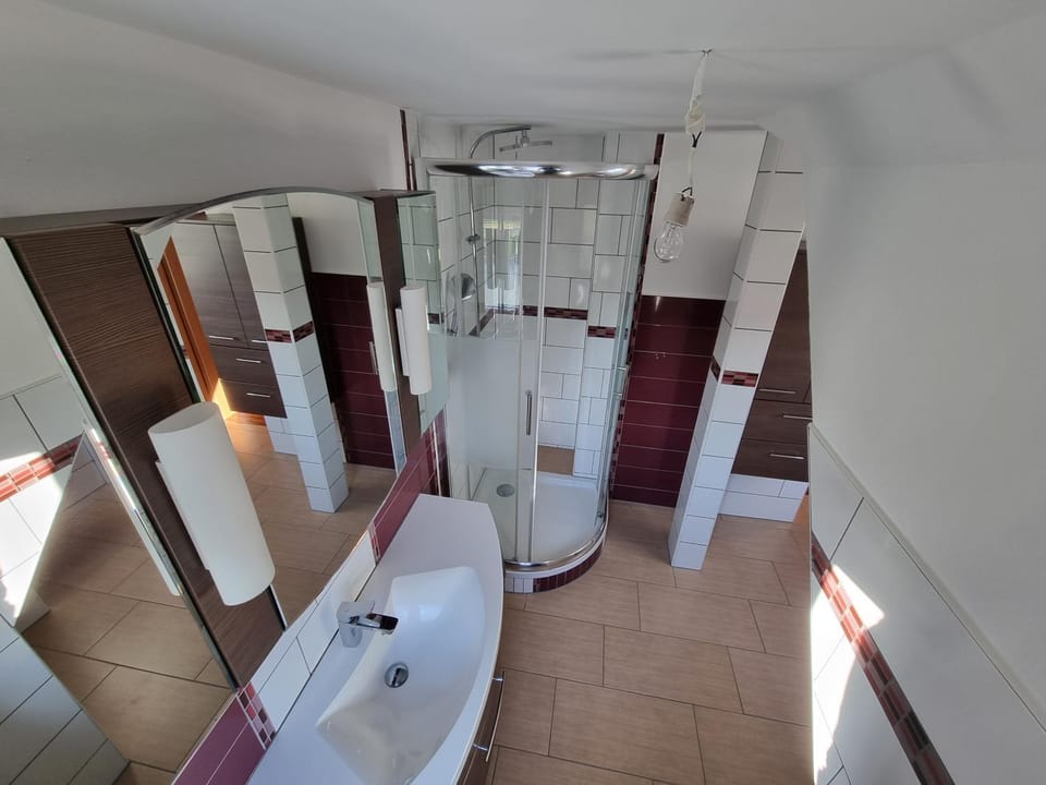 Shower, Toilet, Bathroom, towels