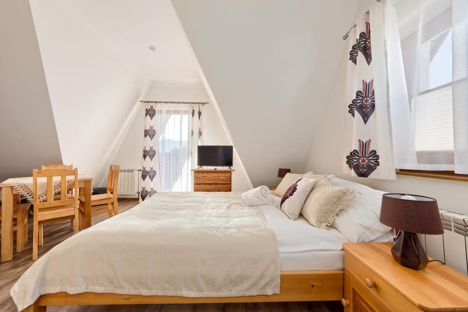 Bed, TV and multimedia, Photo of the whole room, Seating area, Bedroom