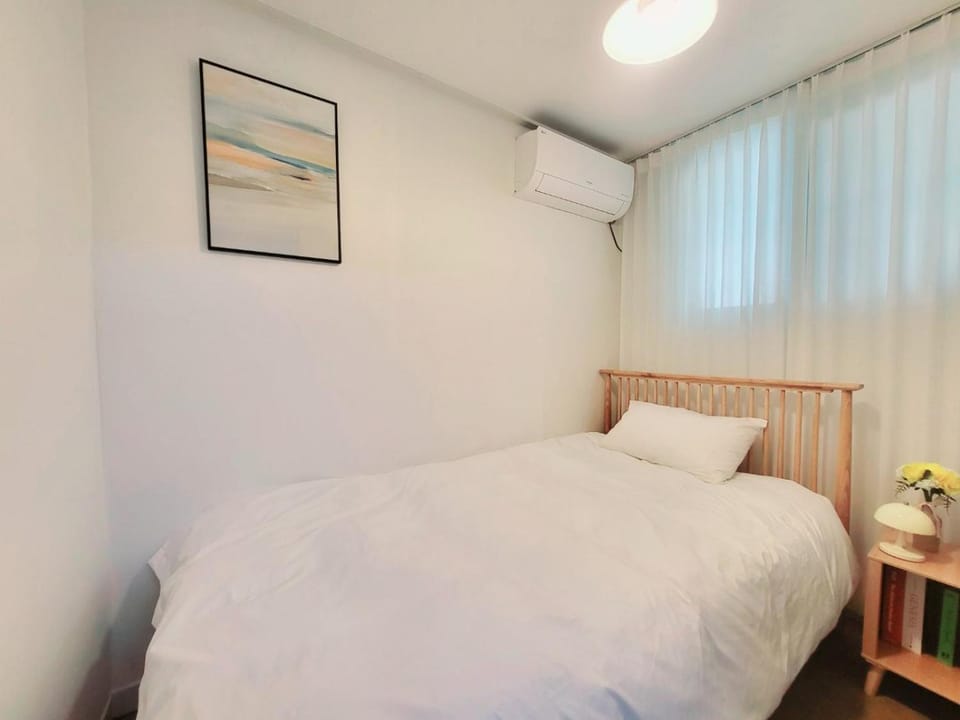 Bed, Photo of the whole room, Bedroom, air conditioner