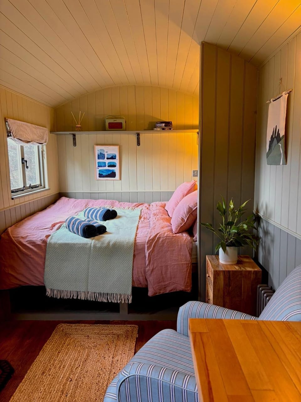 Bed, Seating area