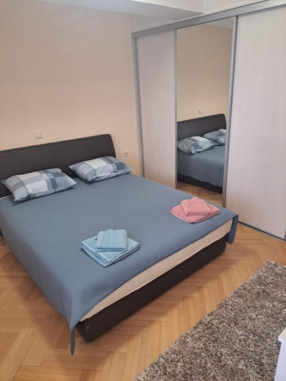 Bed, Bedroom, towels