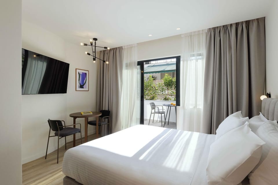 Bed, TV and multimedia, Photo of the whole room, Bedroom
