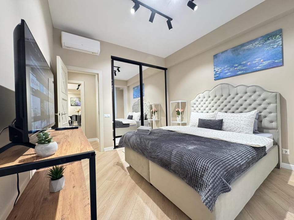 Bed, TV and multimedia, Bedroom