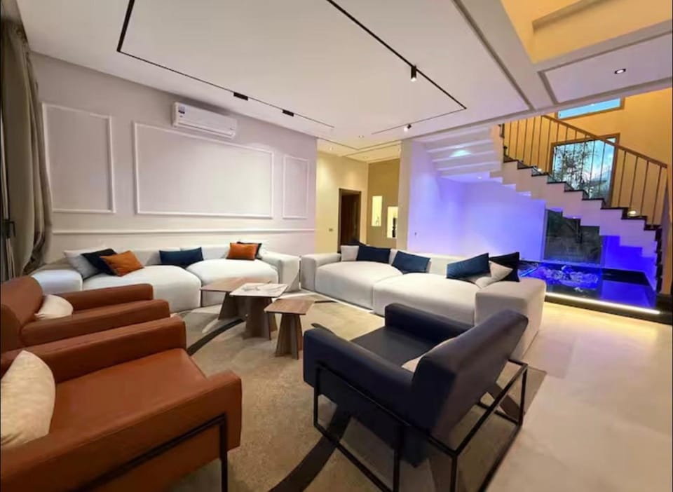 Bed, TV and multimedia, Living room, Photo of the whole room, Seating area, Bedroom